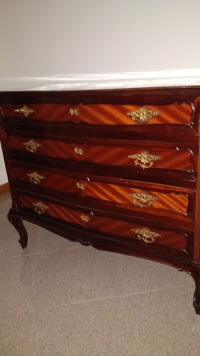 Cómoda Queen Anne com espelho