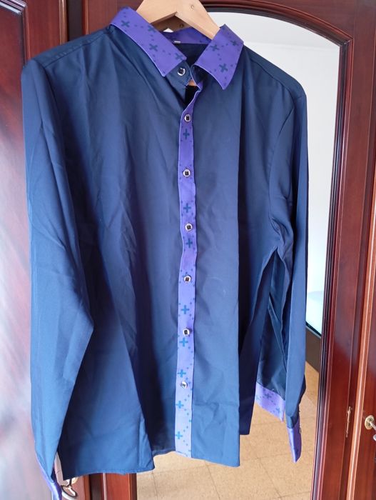 Camisa escura com raxo