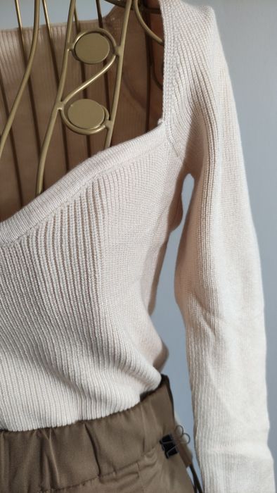 Sweter w prążek dekolt kwadrat