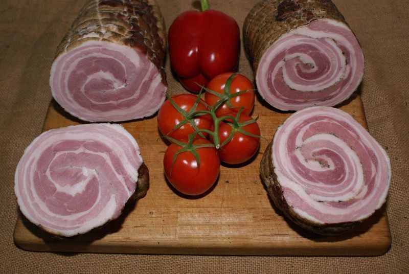 Wędliny ze świniobicia Wielkanoc kiełbasa szynka boczek polędwica