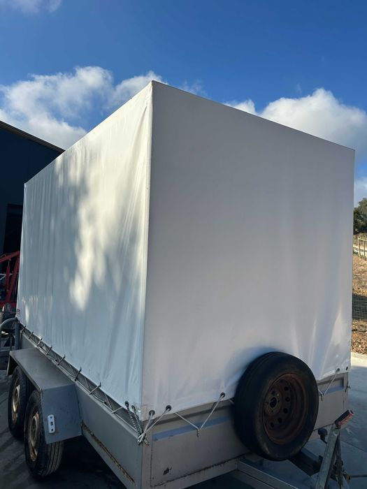 Reboque com toldo removível