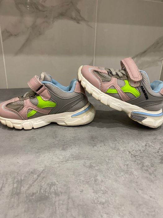 Дитячі кросівки на дівчинку