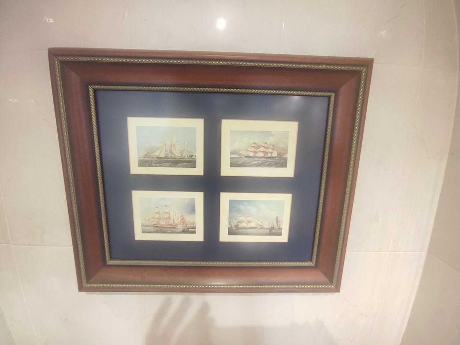 Quadro com passpartout azul e barcos