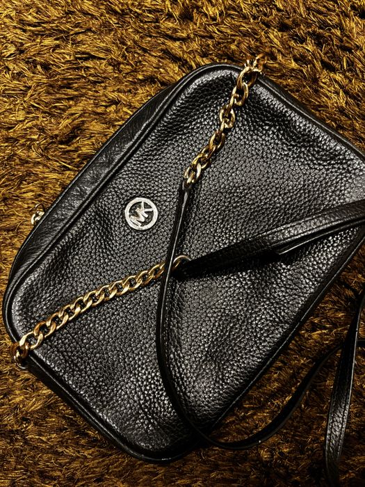 Mala michael kors preta tira colo