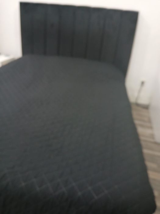 Vendo cama com estrado e colchão, com dois anos.