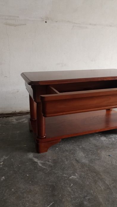 Mesa de centro com gaveta