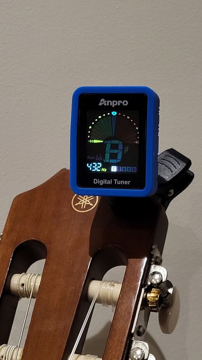 Afinador de guitarra + palhetas