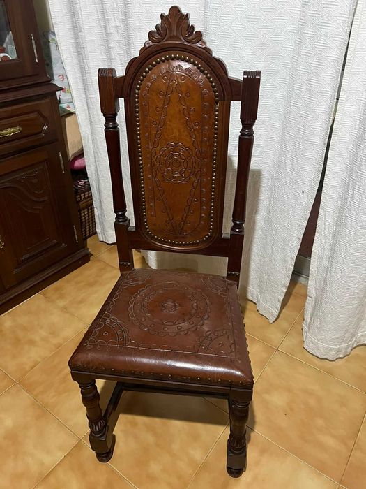 Conjunto de Mesa em Madeira com 6 Cadeiras