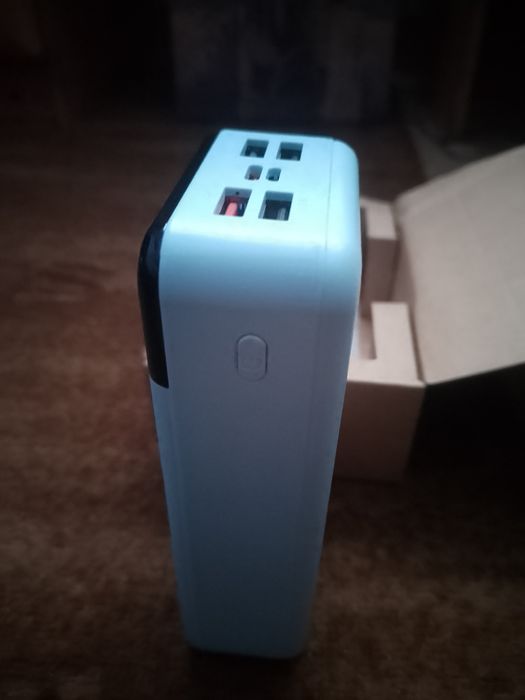 Гарний павербанк голубого кольору