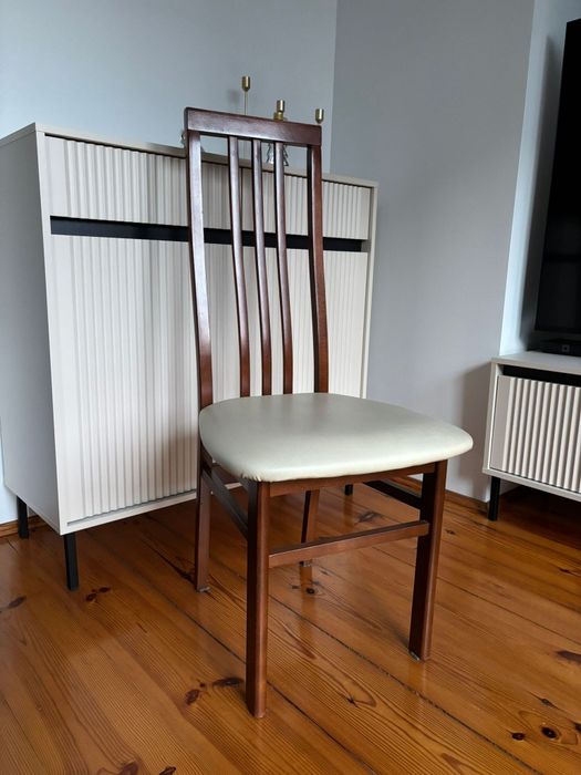 Zestaw sześciu krzeseł