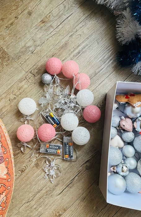 Ozdoby na choinkę pełen komplet Bombki Łańcuchy Lampki