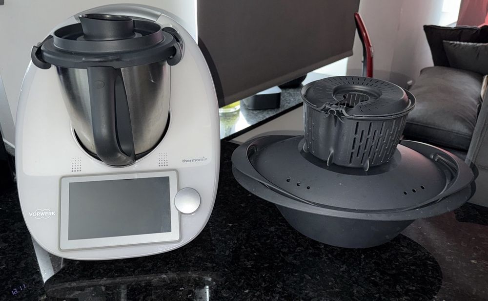 Bimby TM6 Vorwerk - Robô de Cozinha

Estou a vender a minha Bimby TM6