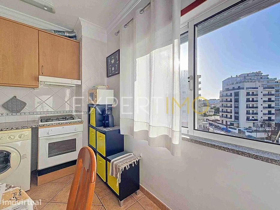 Apartamento T1 a 300m da Praia da Rocha com garagem e piscina