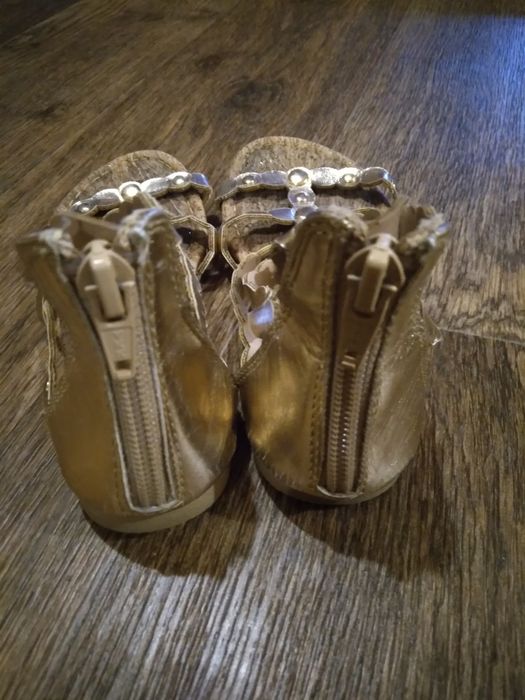 Сапожки  та босоніжки  для дівчинки