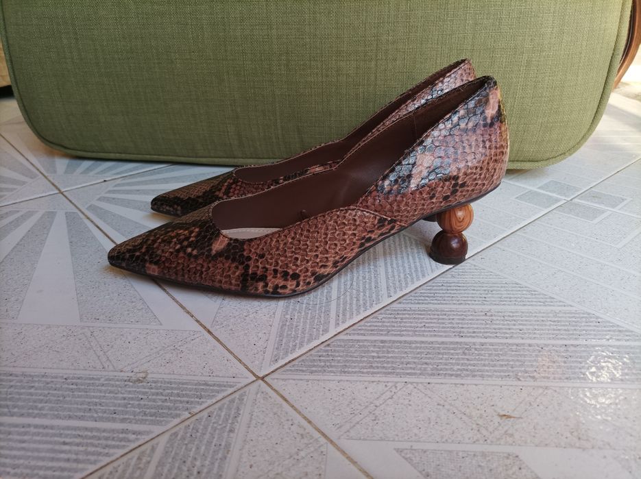 Sapatos Parfois tam. 38 com salto escultural em madeira e elegante padrão de cobra