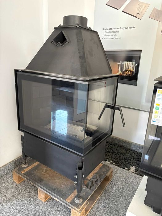 Nowoczesny Wkład Kominkowy VARM F P 670/510 – Powystawowy – Narożny