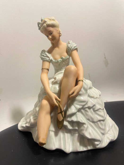 Балерина, завязывающая пуанты, Schaubach Kunst, Германия, 1926-1953 гг