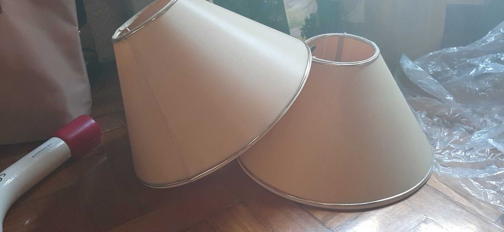 Abajur estrutura em bom estado para dar