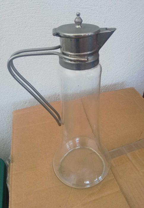 Jarro alto (30cm) de vidro antigo com tampa e pega em metal
