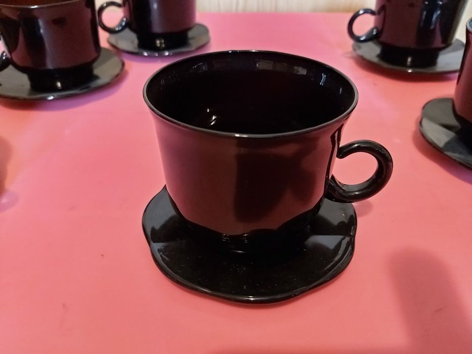 Filiżanki czarne ze spodkami, kolekcja