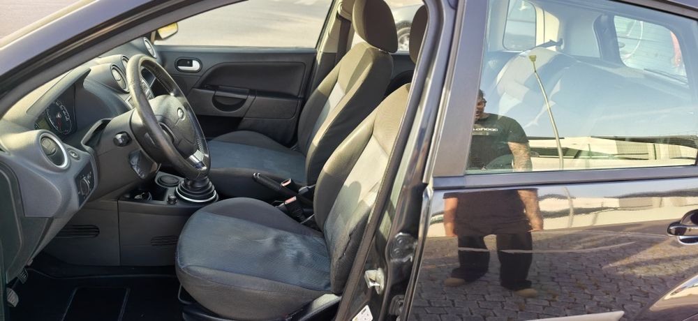 Ford Fiesta 1.2 Ghia Económico 5 Portas