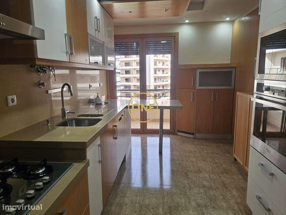 T2 com Varanda e Garagem nas Colinas do Cruzeiro, Odivelas