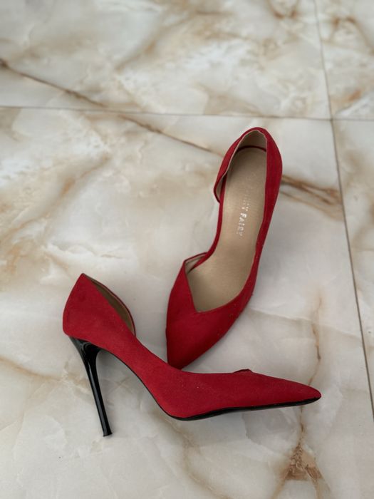 Продам червоні туфлі