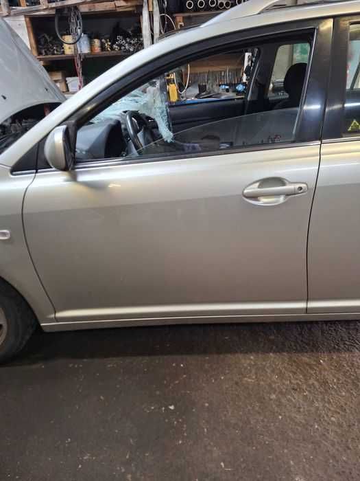 Toyota avensis t25 1C0 drzwi przednie lewe przod