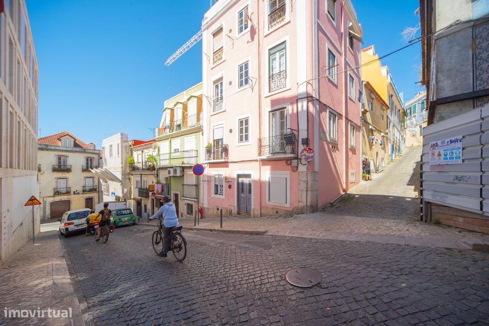 Apartamento T2+1 com cave e espaços adicionais na Tv. Nazaré, Lisboa