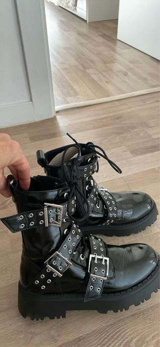 Botas pretas da zara novas com tachas prateadas numero 37