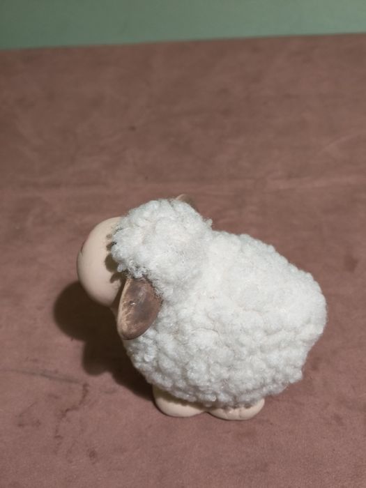 Ceramiczny baranek z futerkiem ozdoba 59