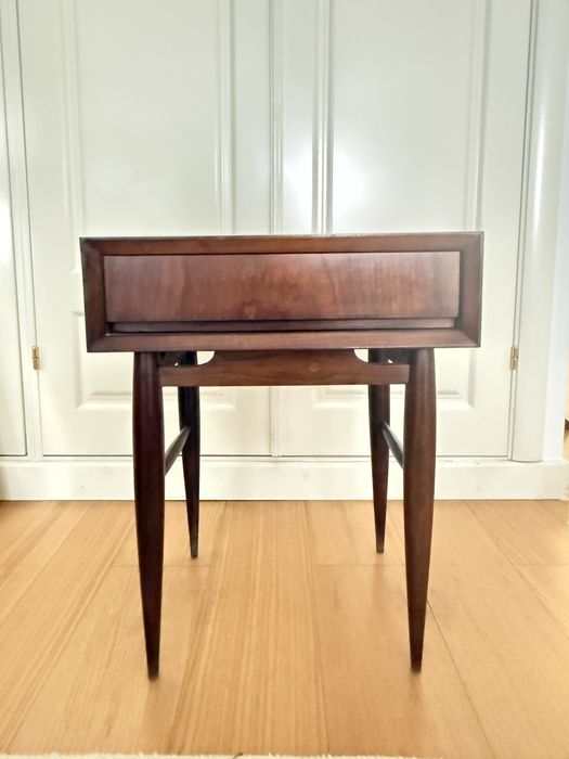 Mesa de cabeceira mid-century olaio