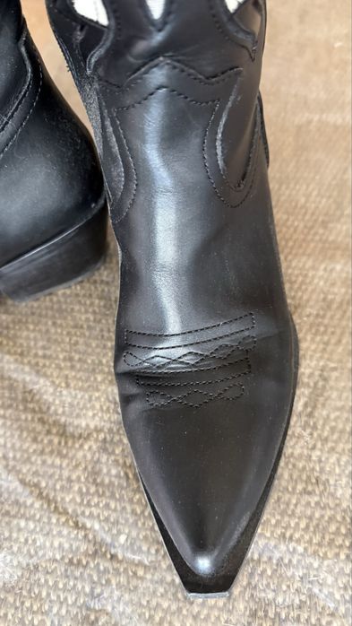 Botas texanas pretas e brancas em otimo estado