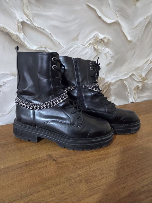 Взуття шкіряне .