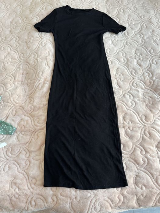 Чорне жіноче приталене плаття
