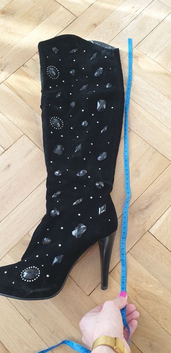 Czarne eleganckie kozaki ze zdobnym kamieniami