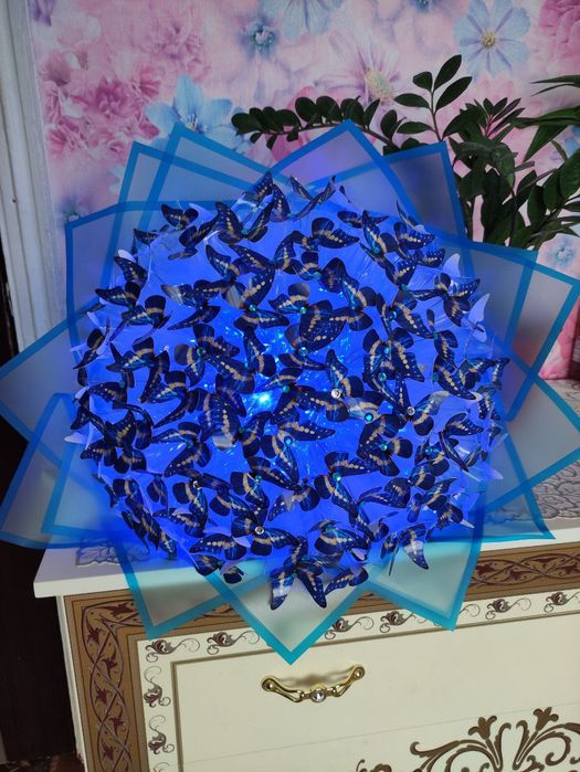 Букет с бабочками та трояндами. Подарунок