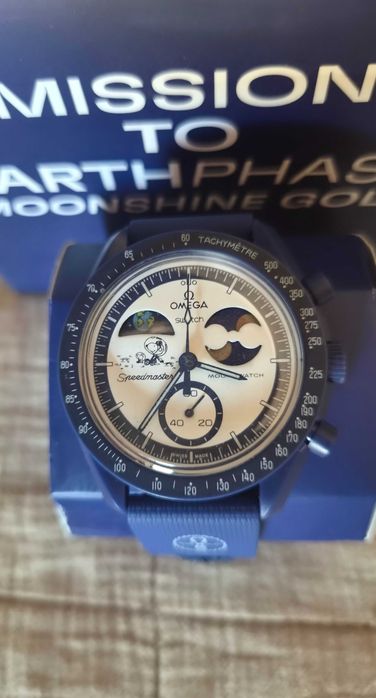 Relógio Omega-Swatch – Mission To EarthPhase – Moonshine Gold Castor (azul Marinho)