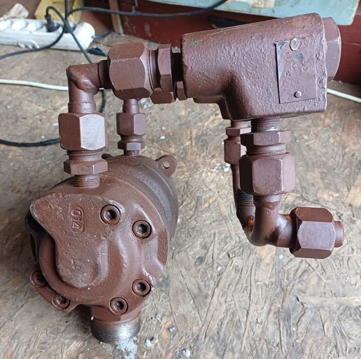 Насос гідравлічний двухпоточний патрон токарний 250мм  клинорейковий