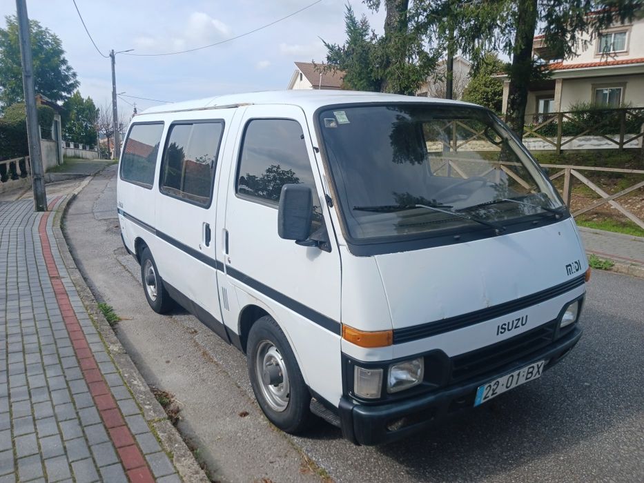 Carrinha  izuzo MIDI ,,2.2 CILINDRADA DIESEL  em estado razoavel andar