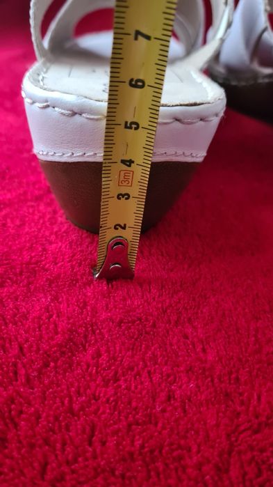 Skórzane klapki 37,5 na koturnie Caprice