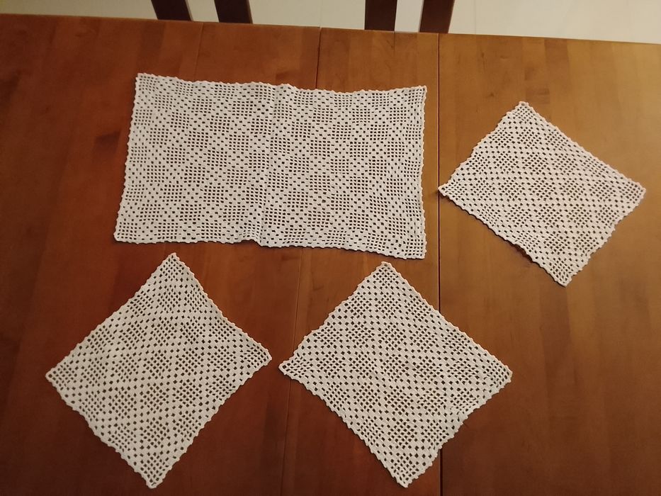 Conjunto de quatro naperons em crochê feitos á mão