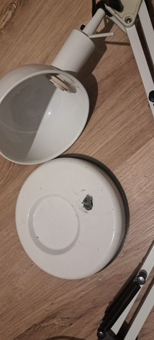 Oddam lampkę biurkową