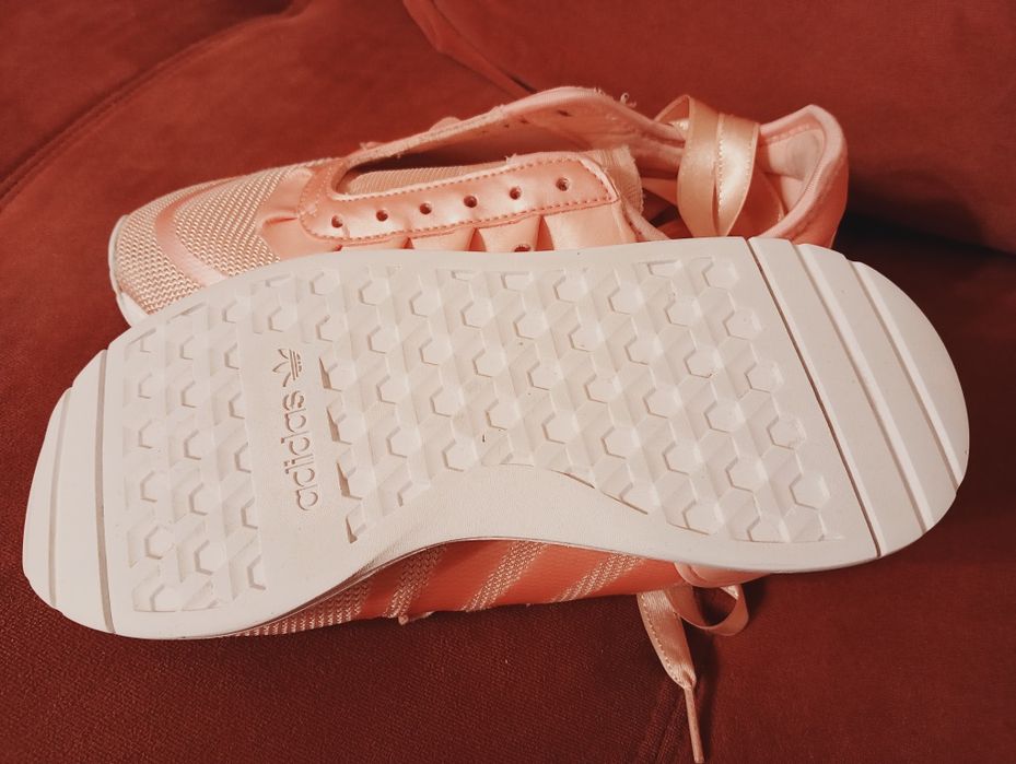 Buty Adidas kolor łososiowy sznurówki tasiemka