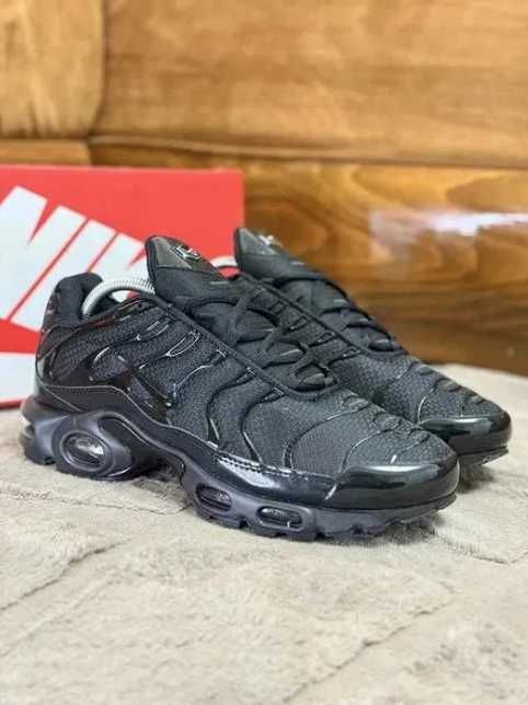 Stylowe czarne trampki Nike Air Max TN Plus, rozmiar 40
