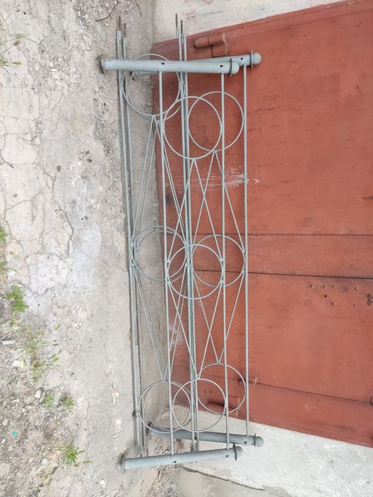 Оградка на кладбище.