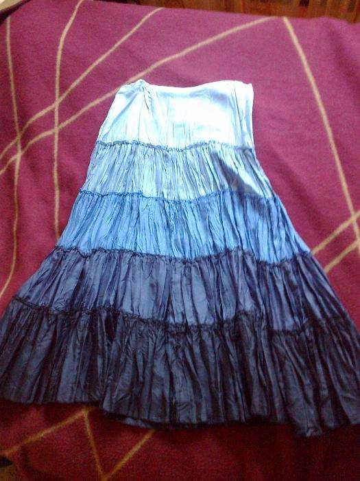 Saia comprida de cor azul
