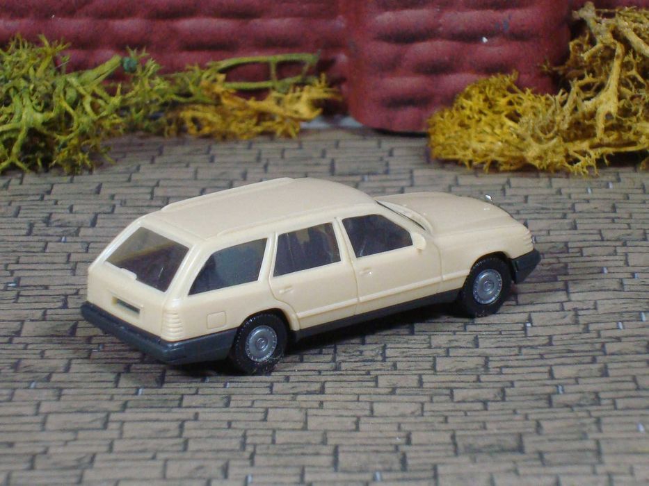 Herpa - Mercedes Benz "300TE" / Escala 1:87 / Usado