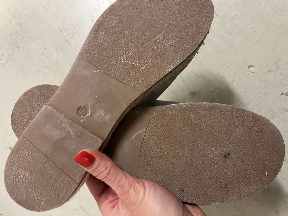 Skórzane klapki Lasocki r. 41 – szare, lekko używane