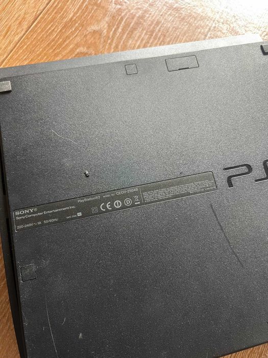 PlayStation 3 (CECH-2504B) + два геймпади (модель CECHZC2E)